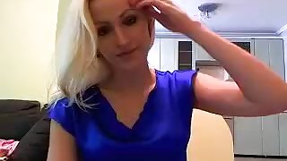Blonde Sofiflirt smeared her ass and pussy with oil
